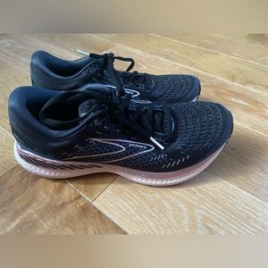 BROOKS size 8.5 worn twice running sneakers